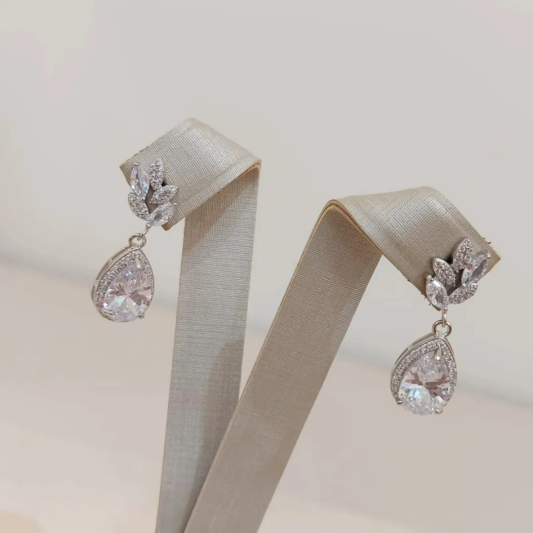 BRINCO FOLHAS E GOTA ZIRCÔNIA