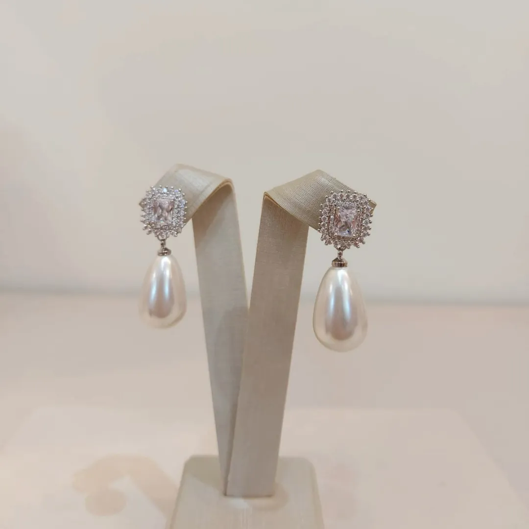 BRINCO NOIVA ZIRCÔNIA QUADRADA E PÉROLA GOTA