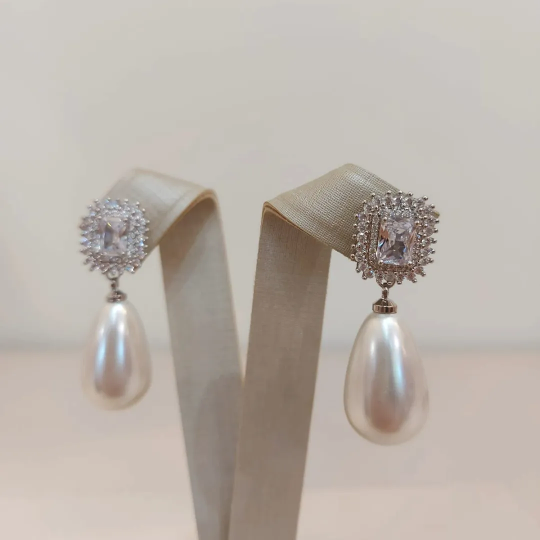 BRINCO NOIVA ZIRCÔNIA QUADRADA E PÉROLA GOTA