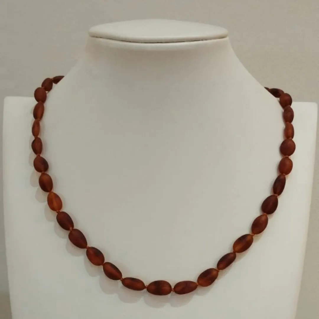 COLAR DE ÂMBAR ADULTO OVAL COGNAC NÃO POLIDO 50CM