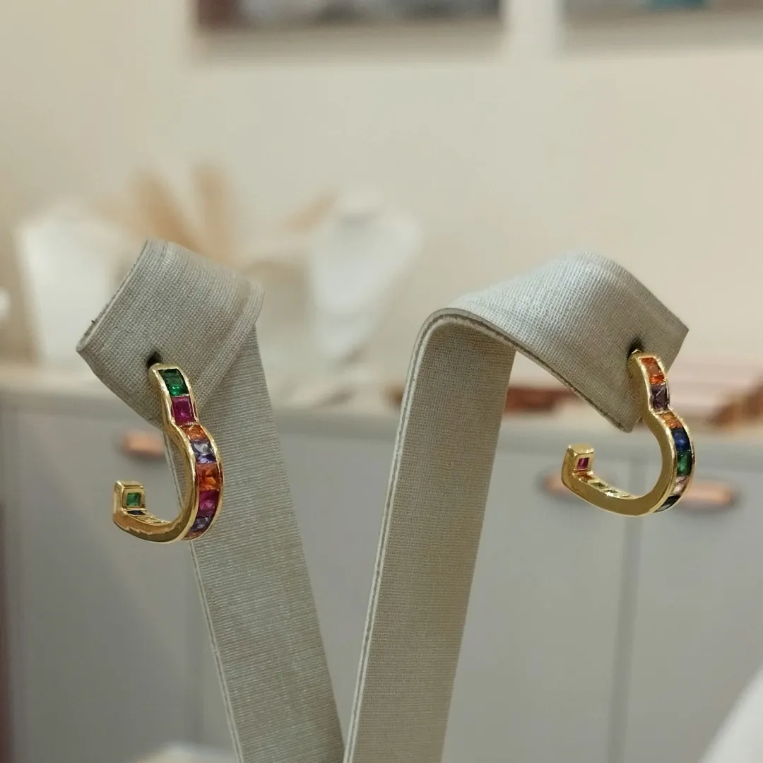 BRINCO MEIA ARGOLA CORAÇÃO COM ZIRCONIAS COLORS