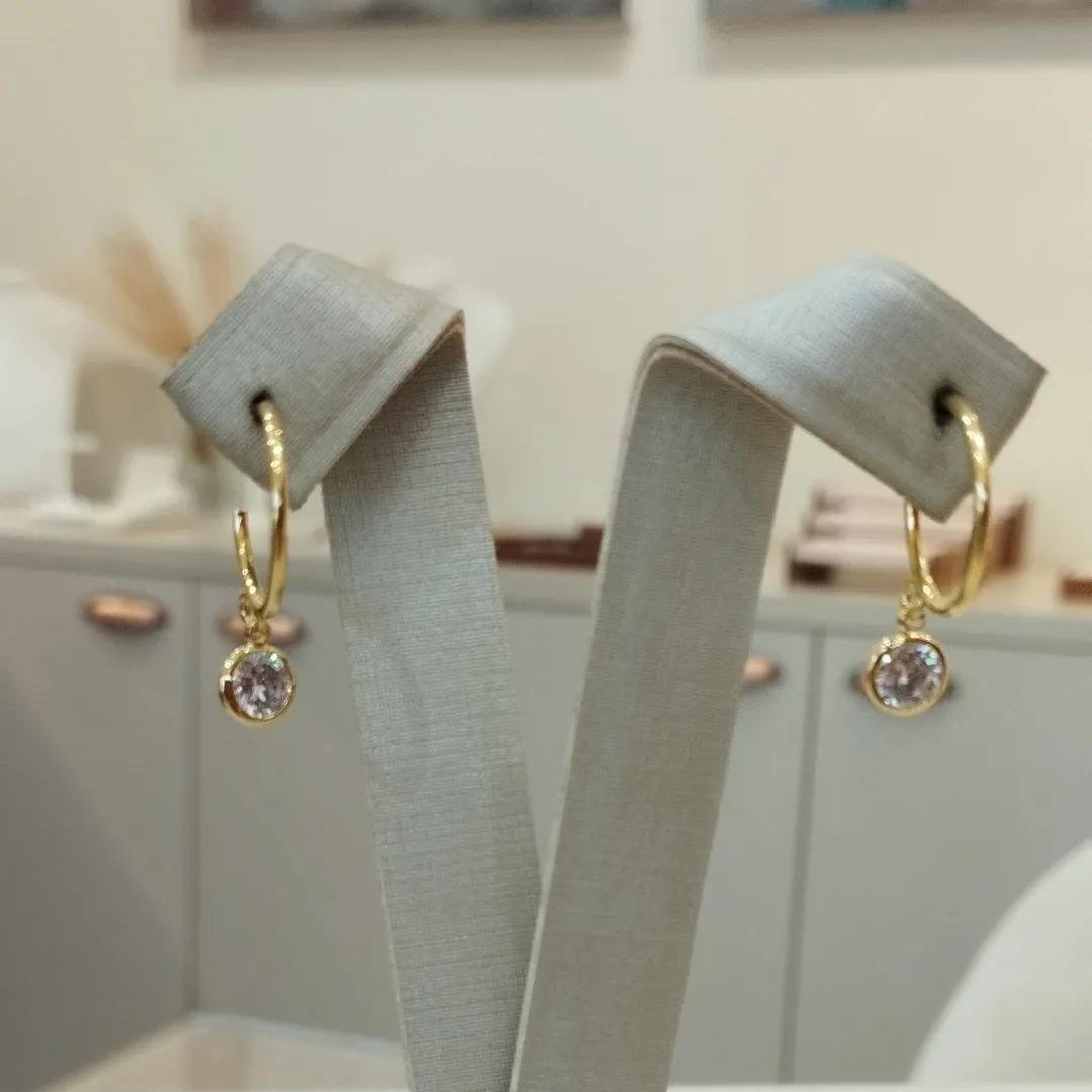 MEIA ARGOLA COM PINGENTE DE ZIRCÔNIA