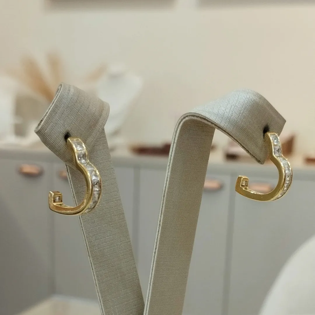 BRINCO MEIA ARGOLA CORAÇÃO COM ZIRCONIAS CRISTAIS