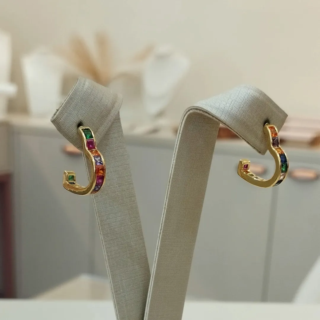 BRINCO MEIA ARGOLA CORAÇÃO COM ZIRCONIAS COLORS
