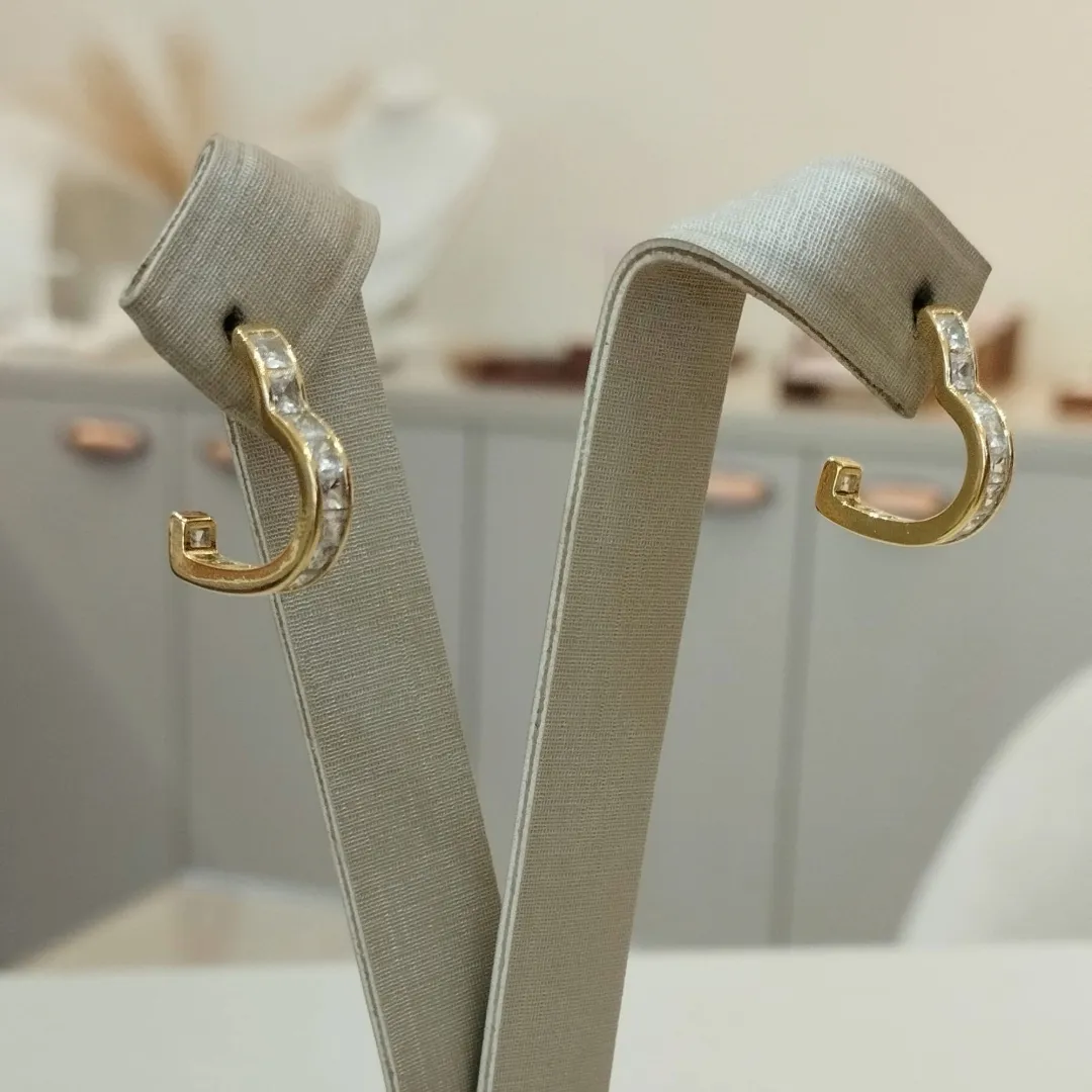 BRINCO MEIA ARGOLA CORAÇÃO COM ZIRCONIAS CRISTAIS