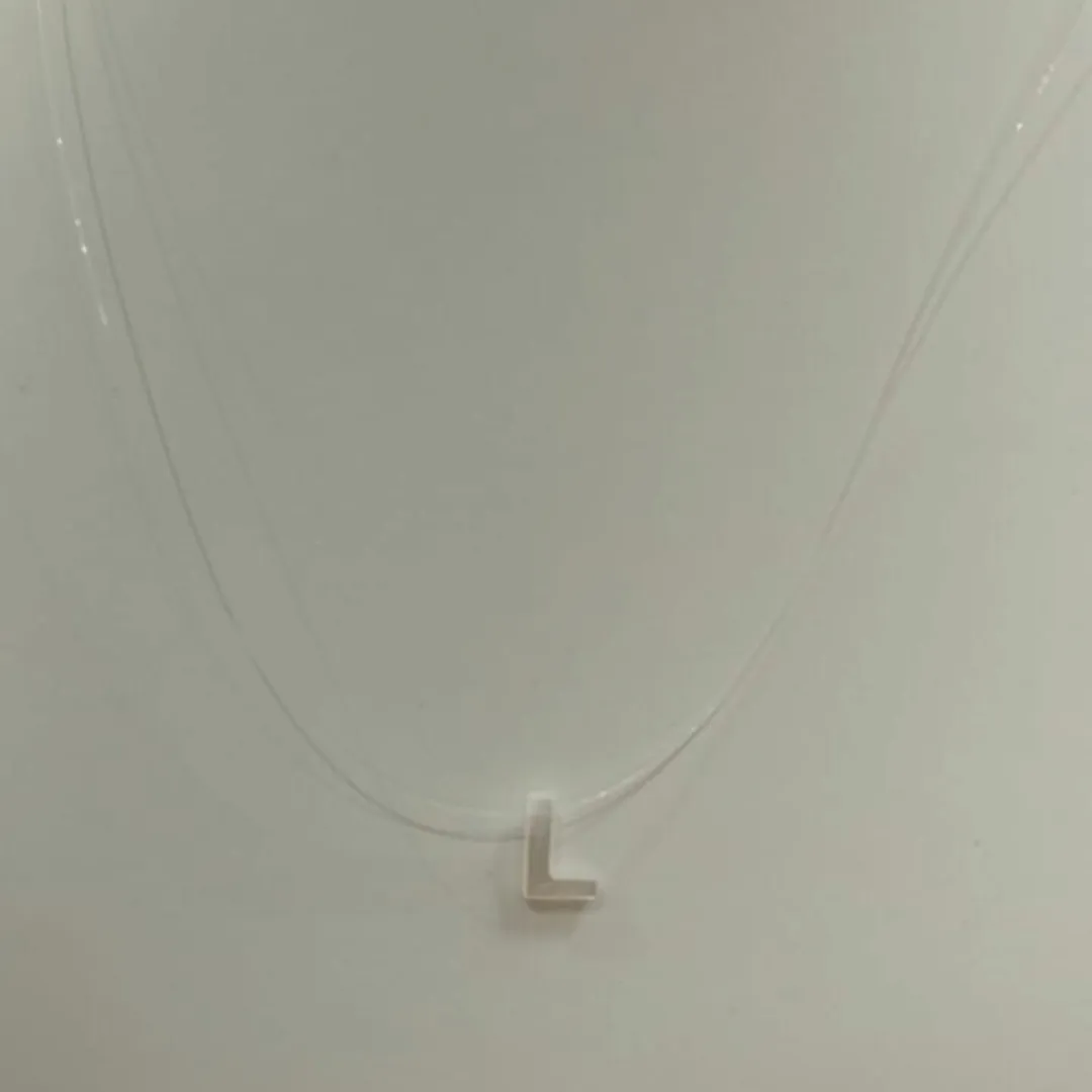 COLAR FIO DE NYLON INICIAL L MADREPÉROLA