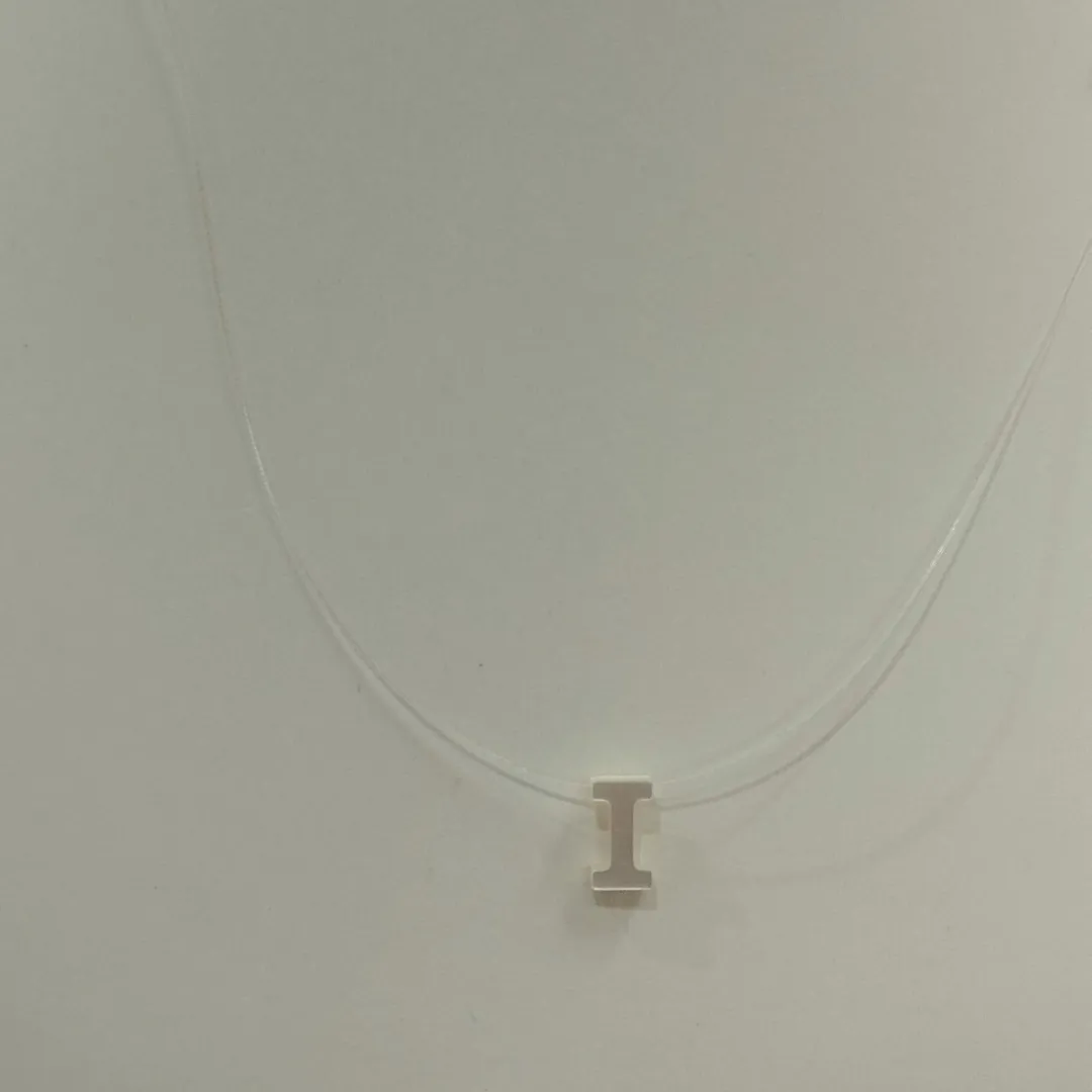 COLAR FIO DE NYLON INICIAL I MADREPÉROLA