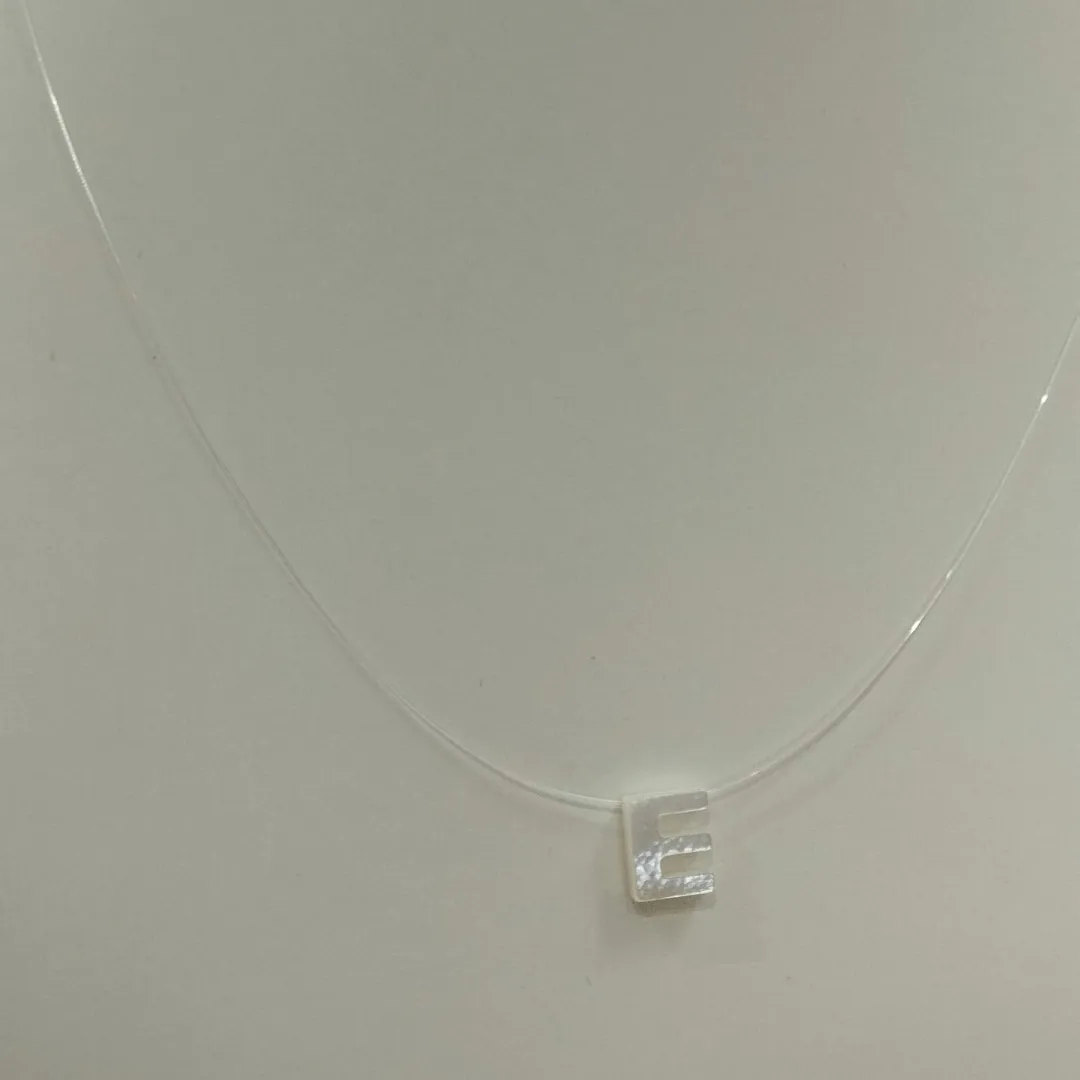 COLAR FIO DE NYLON INICIAL E MADREPÉROLA