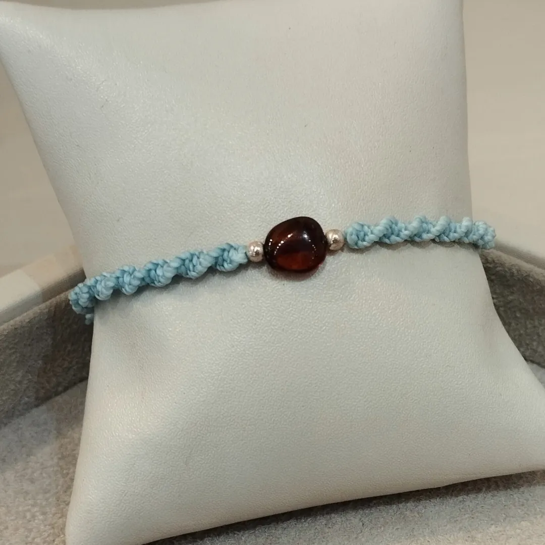PULSEIRA MACRAMÊ C/ ÂMBAR AZUL BEBÊ