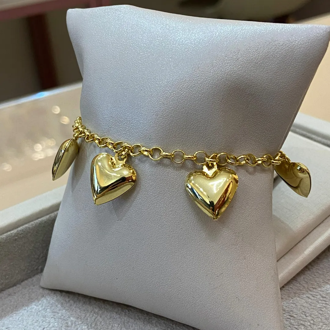 PULSEIRA PINGENTES DE CORAÇÕES