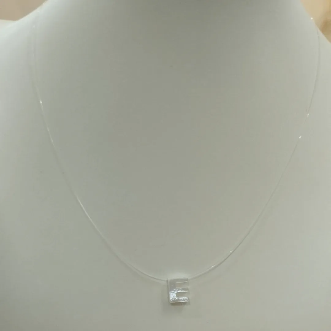 COLAR FIO DE NYLON INICIAL E MADREPÉROLA