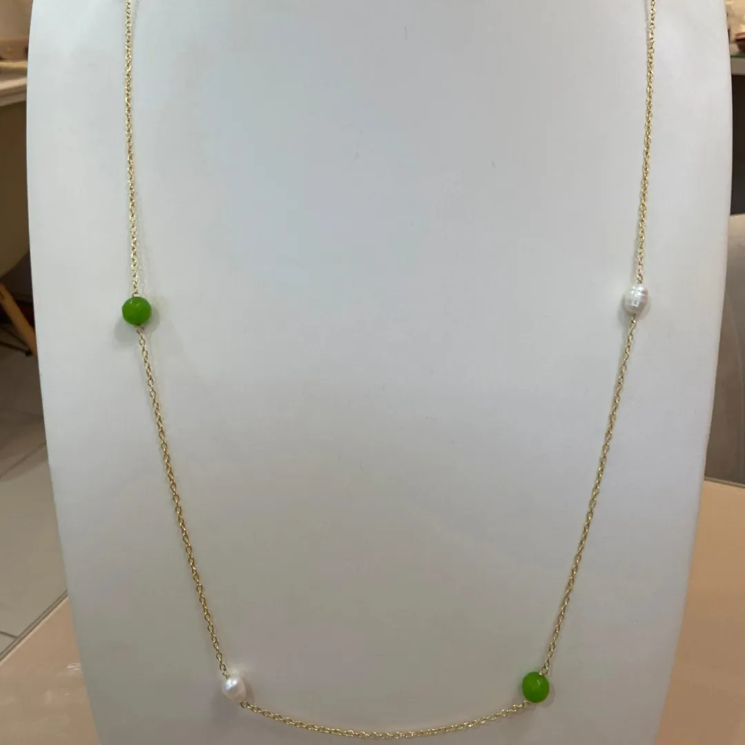 COLAR LONGO PÉROLAS E ESFERAS VERDE