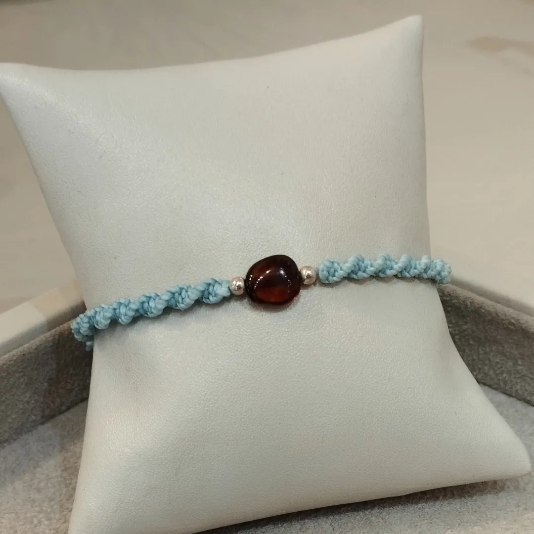 PULSEIRA MACRAMÊ C/ ÂMBAR AZUL BEBÊ