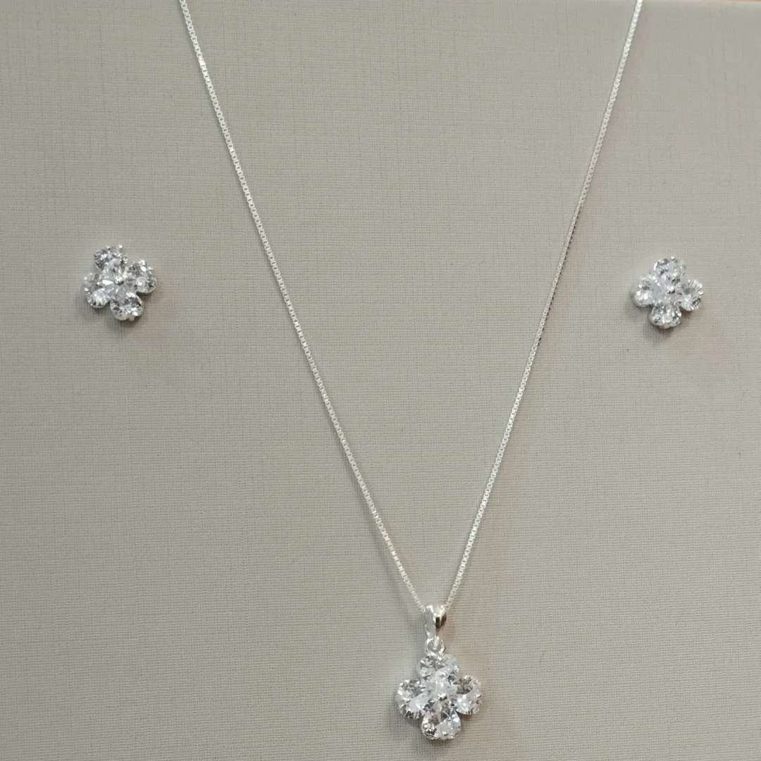 CONJUNTO PRATA TREVOS ZORCÔNIAS BRANCAS
