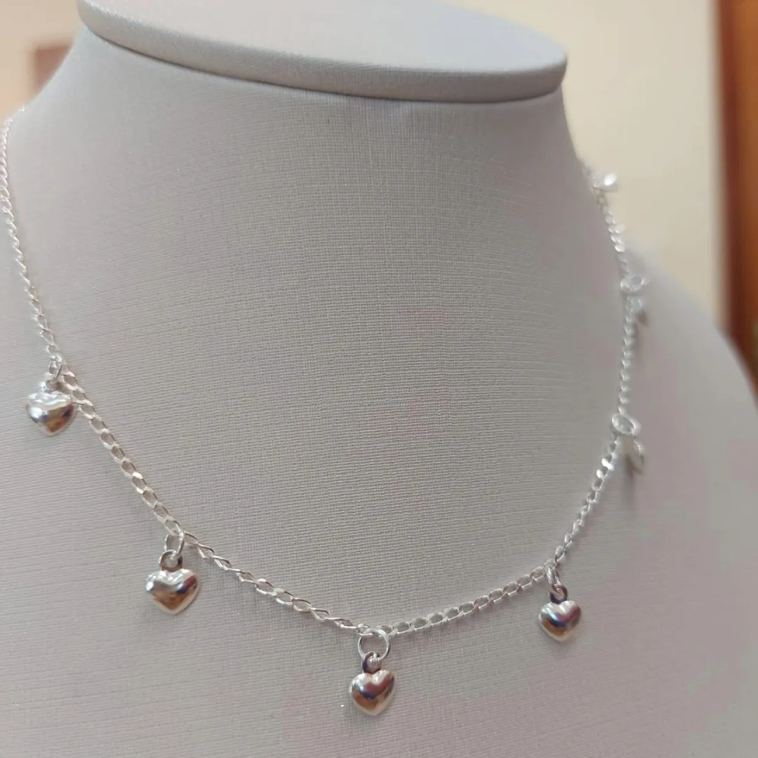 CHOKER PRATA GRUMET COM PINGENTES CORAÇÕES