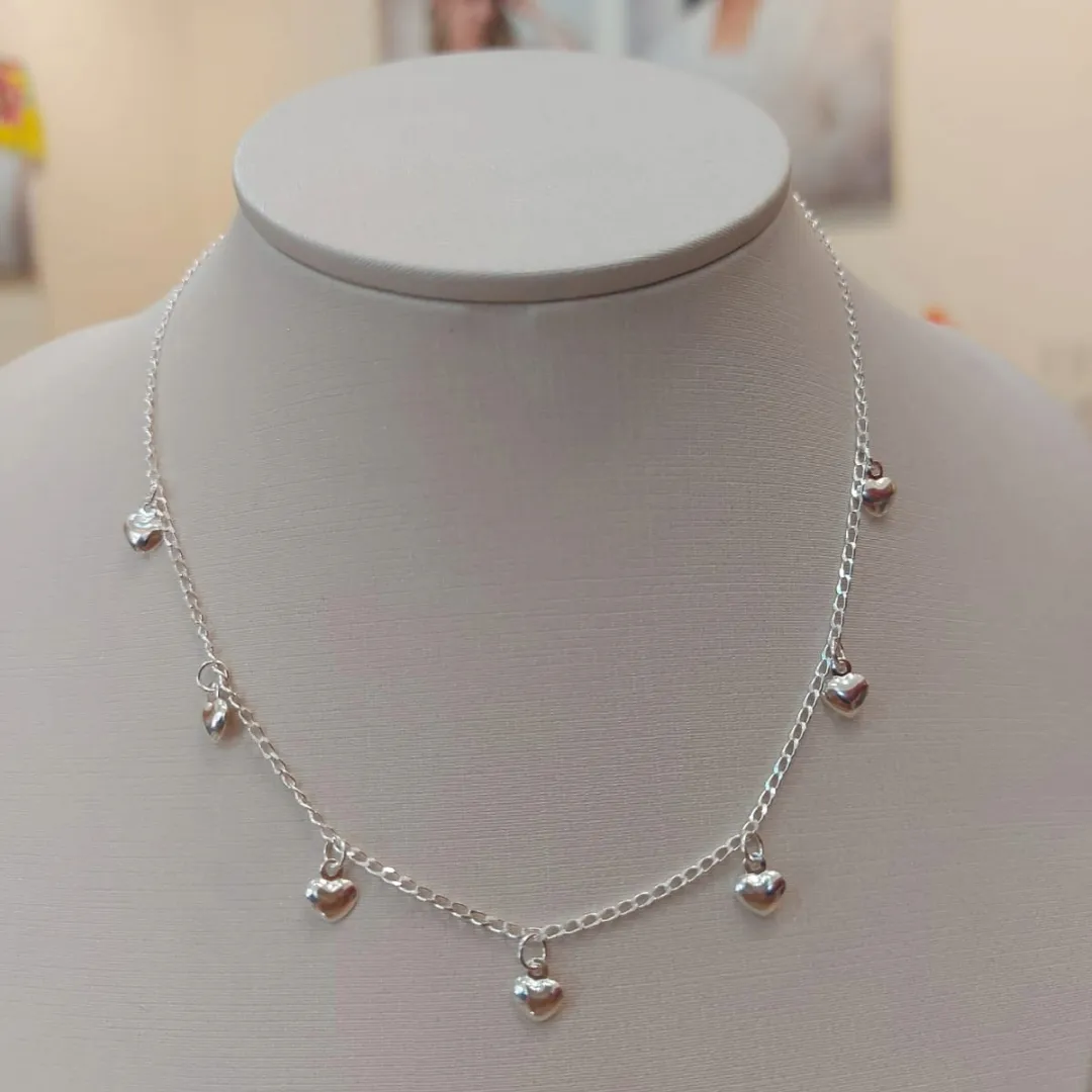 CHOKER PRATA GRUMET COM PINGENTES CORAÇÕES