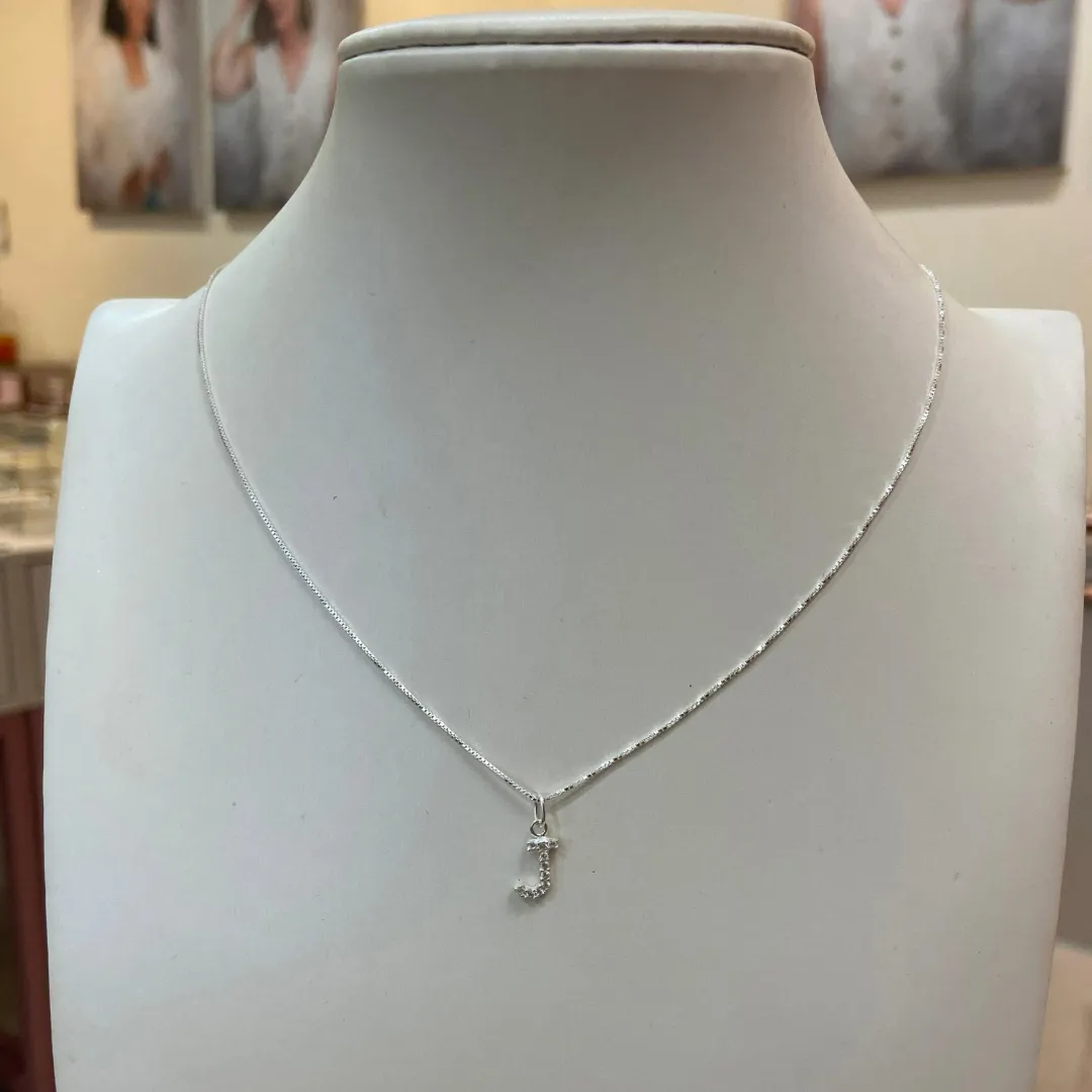 VENEZIANA PRATA COM INICIAL CRAVEJADA J