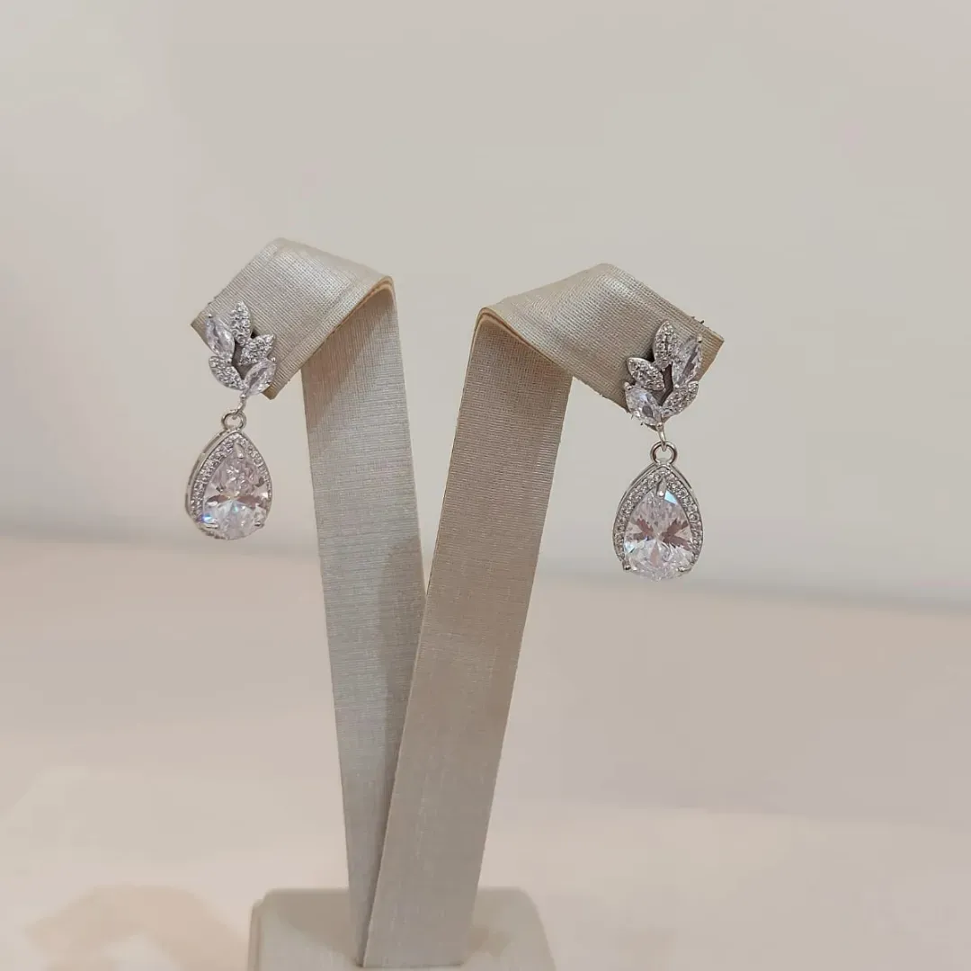 BRINCO FOLHAS E GOTA ZIRCÔNIA