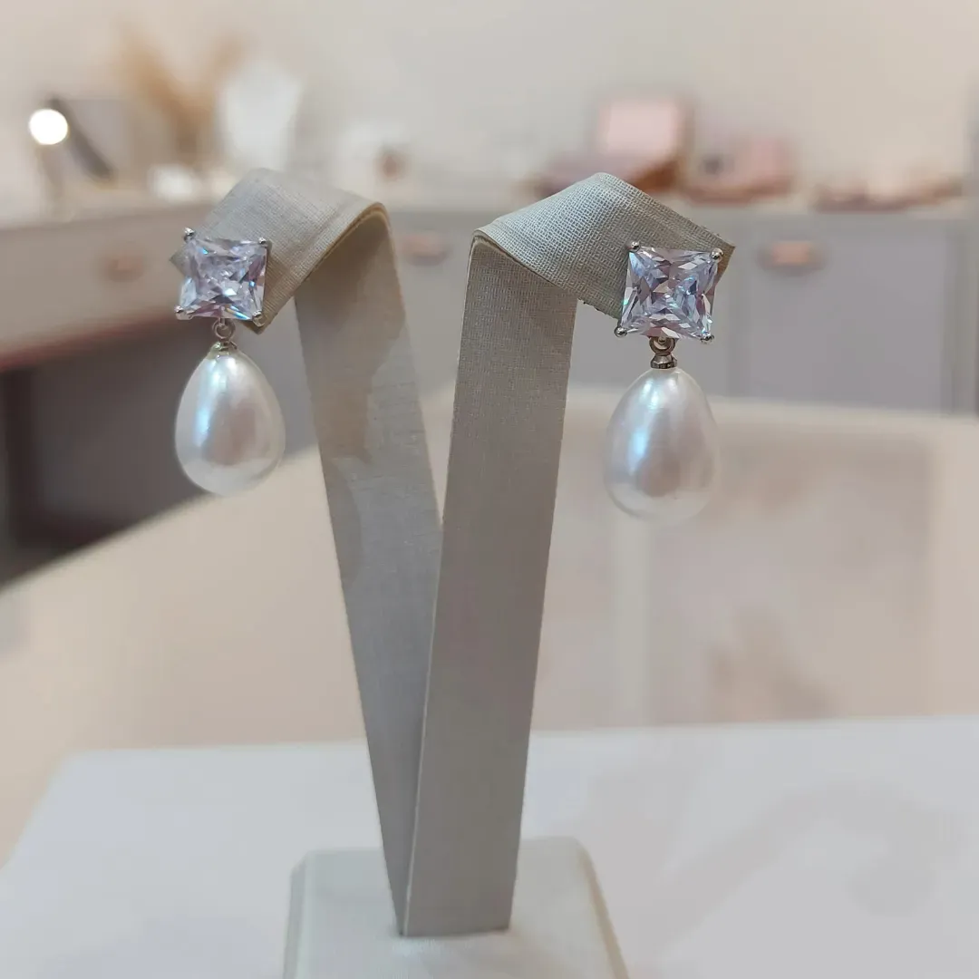 BRINCO GOTA ZIRCÔNIA QUADRADA E PÉROLA