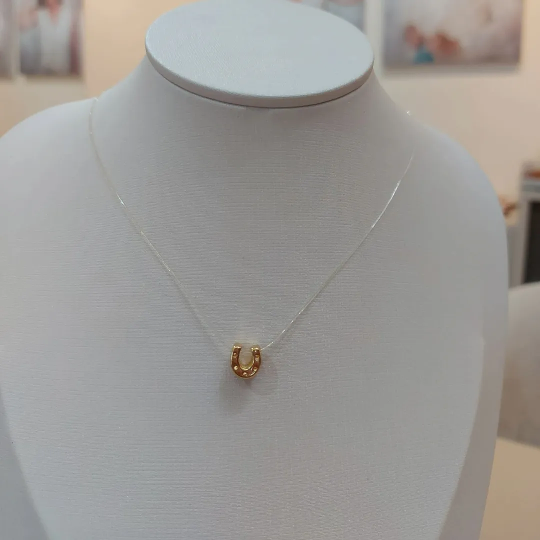 COLAR FIO DE NYLON COM FERRADURA