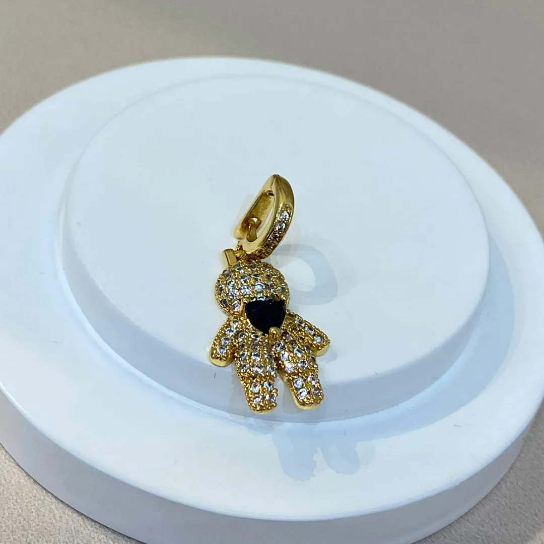 PINGENTE MENINO CRAVEJADO LUXO COM CORAÇÃO AZUL MARINHO
