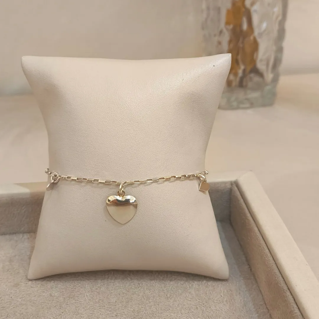 PULSEIRA PRATA PINGENTES CORAÇÕES