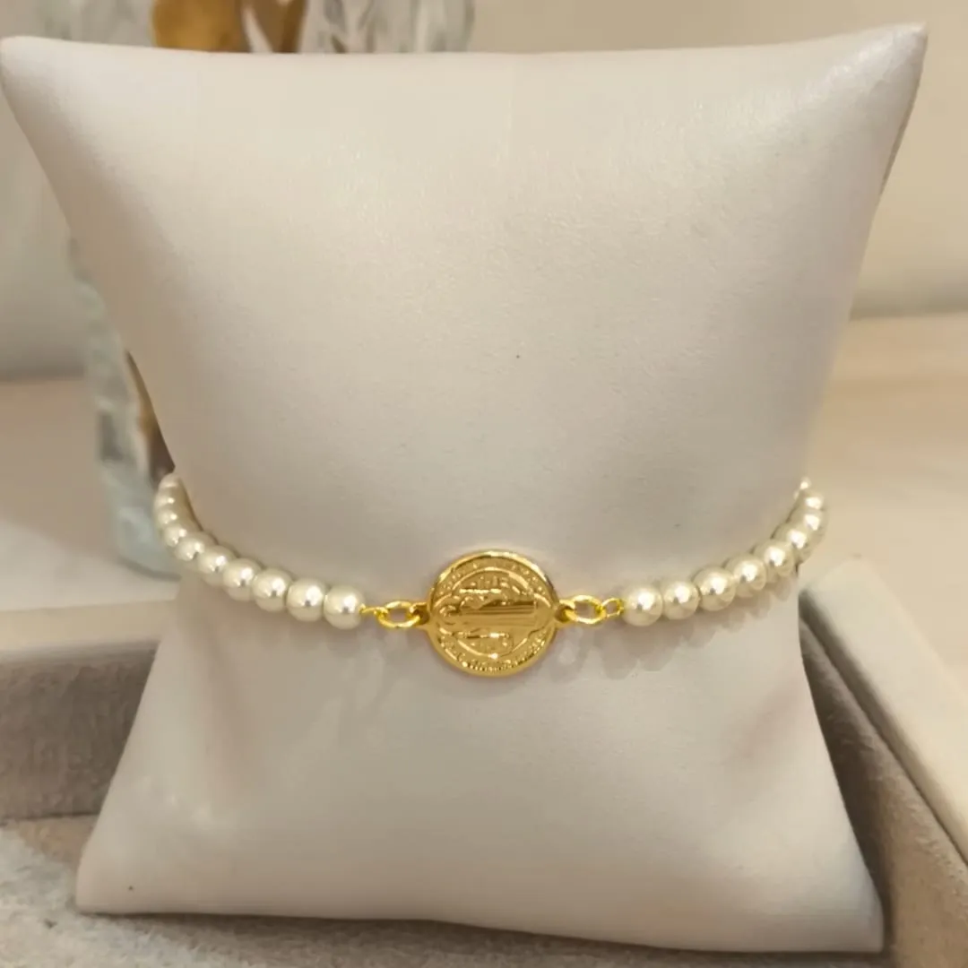 PULSEIRA PÉROLAS COM MEDALHA DE SÃO BENTO