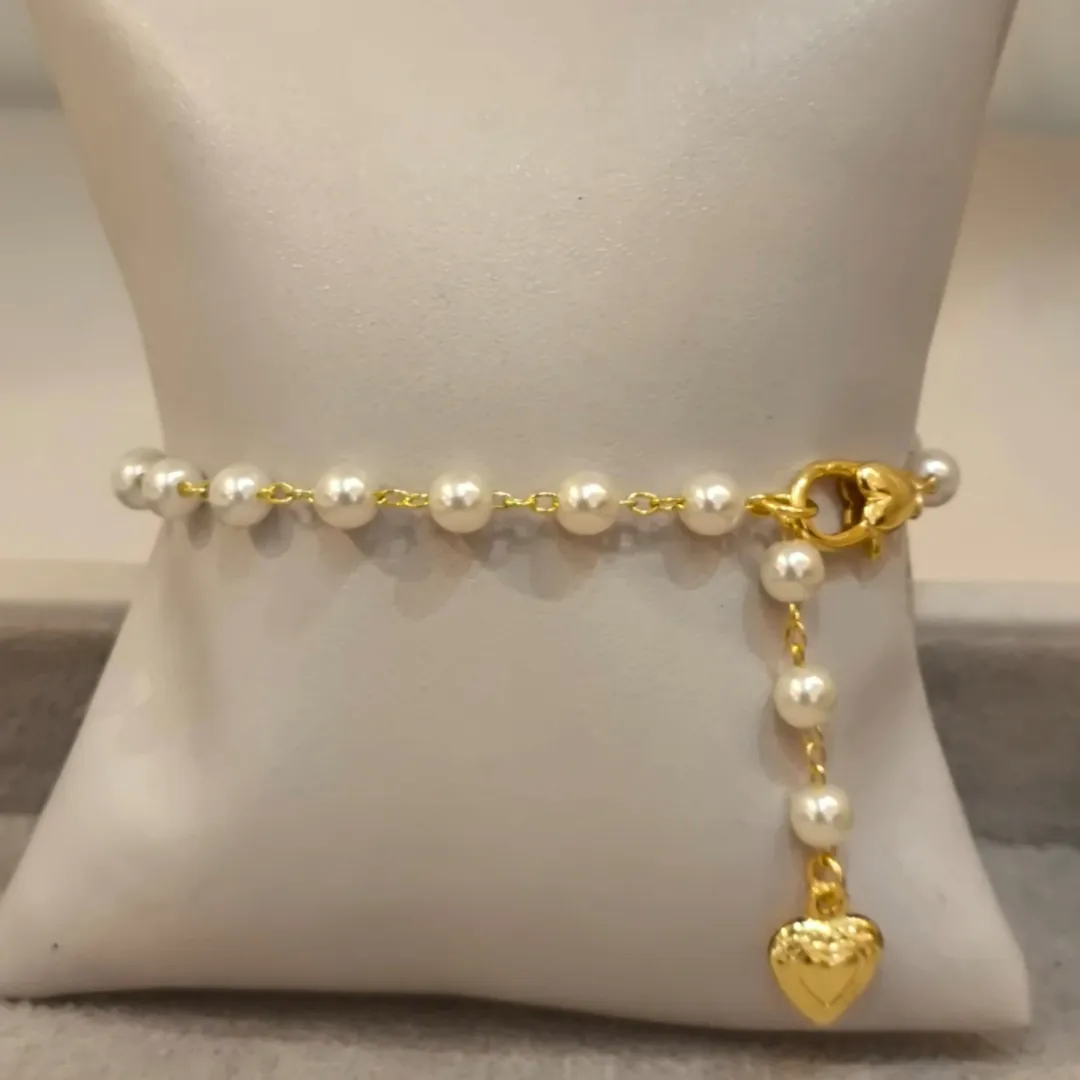 PULSEIRA PÉROLA COM CORAÇÃO NA PONTA