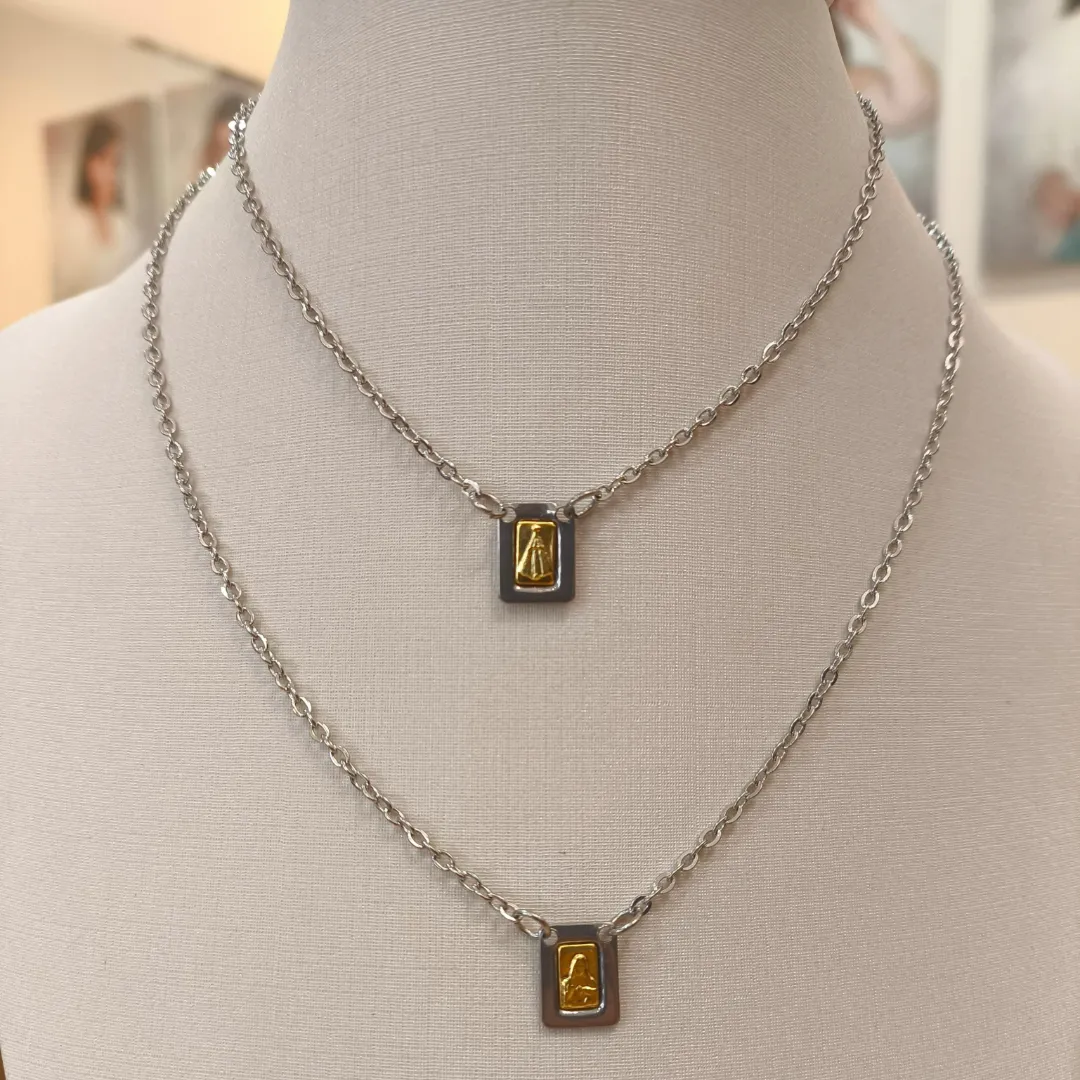 ESCAPULÁRIO AÇO NOSSA SENHORA APARECIDA DETALHES DOURADOS PLAQUINHA PEQUENA (1CM)