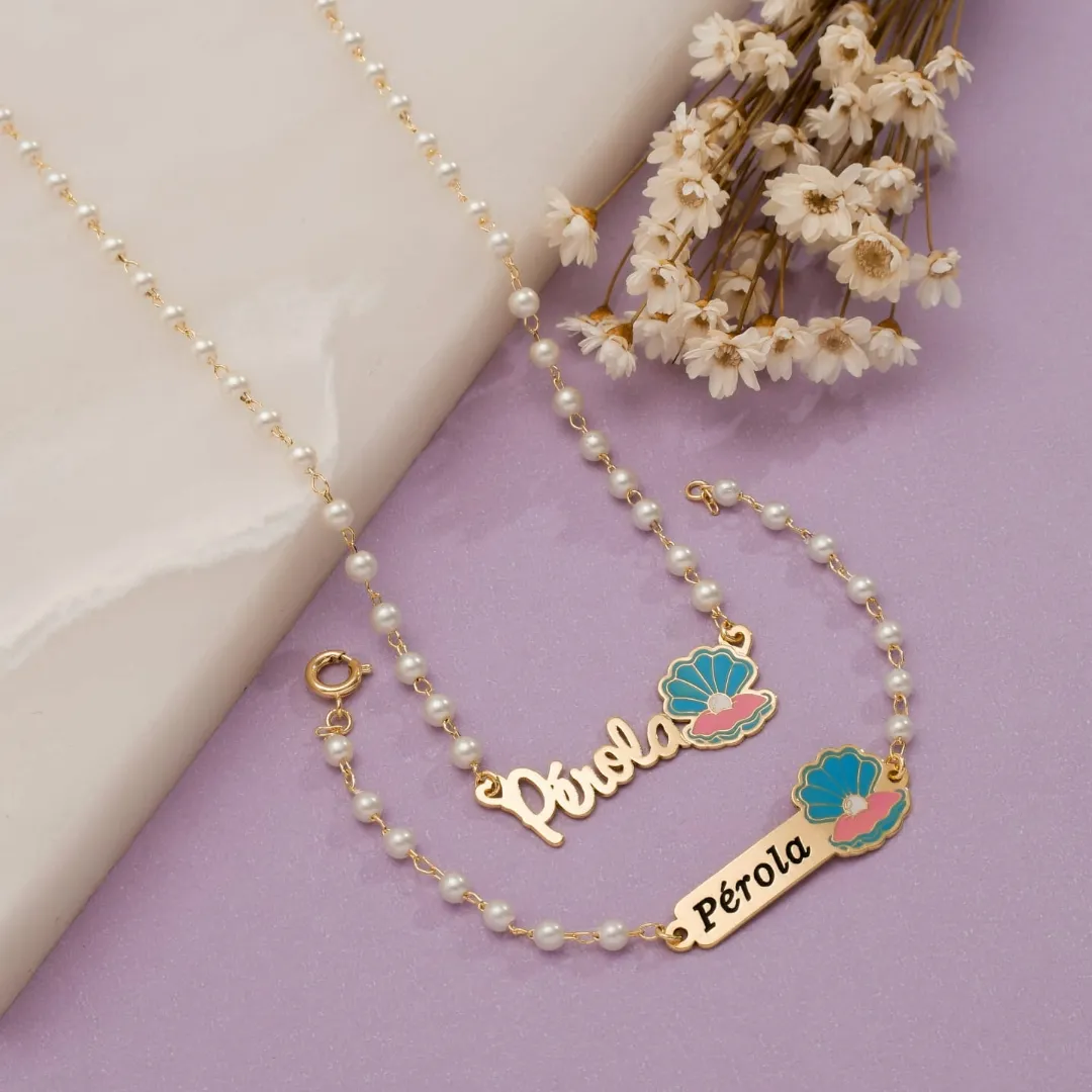CONJUNTO INFANTIL COLAR E PULSEIRA DE PÉROLAS COM PLAQUINHA CONCHA
