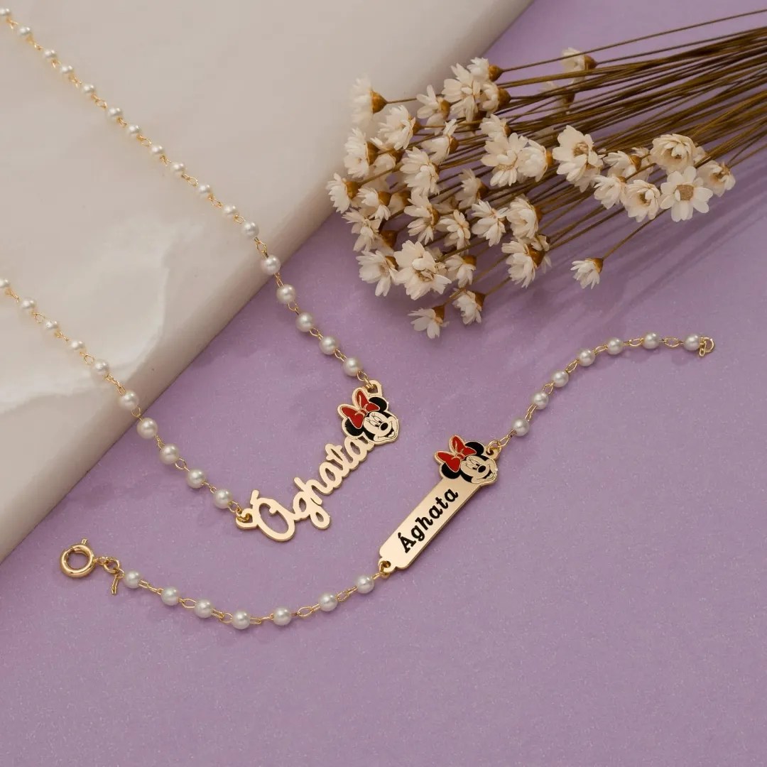 CONJUNTO INFANTIL COLAR E PULSEIRA DE PÉROLAS COM PLAQUINHA E MINNIE