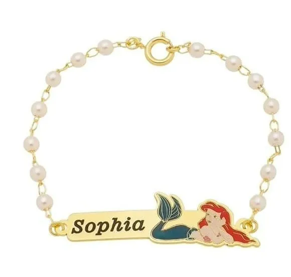 PULSEIRA INFANTIL PÉROLAS COM PLAQUINHA ARIEL (11CM)