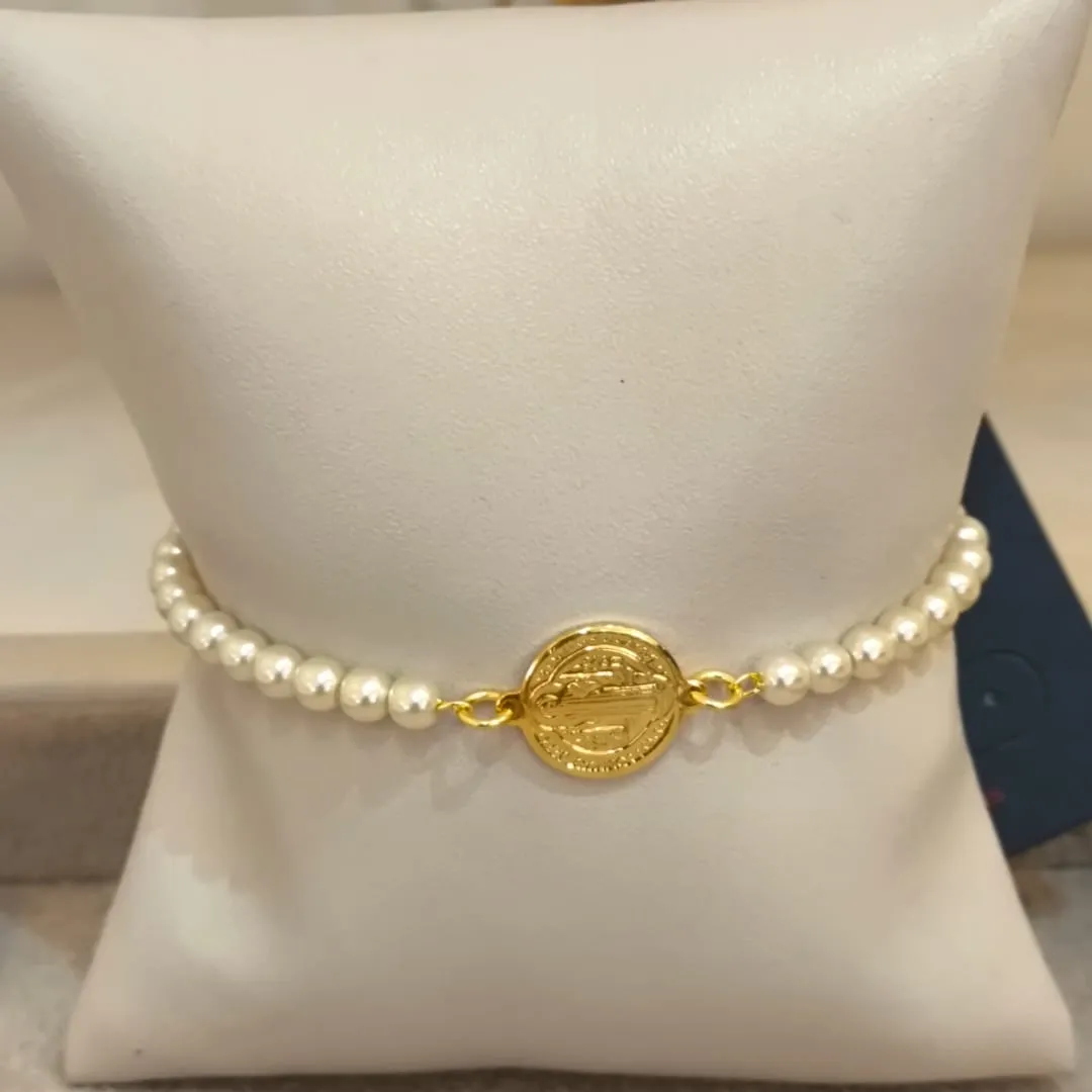 PULSEIRA PÉROLAS COM MEDALHA DE SÃO BENTO