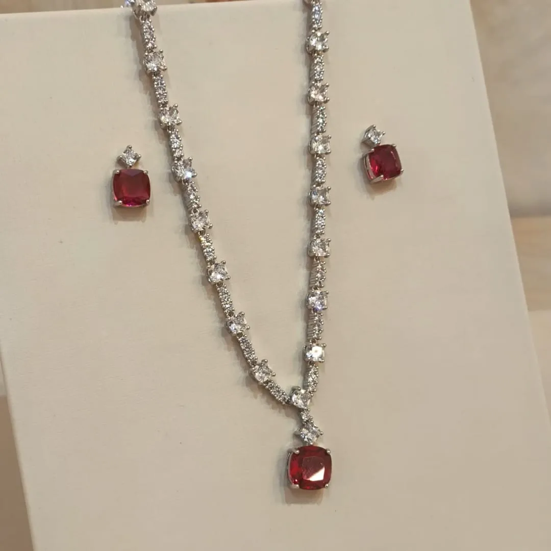 CONJUNTO ZIRCÔNIA CRISTAL E PEDRA VERMELHA