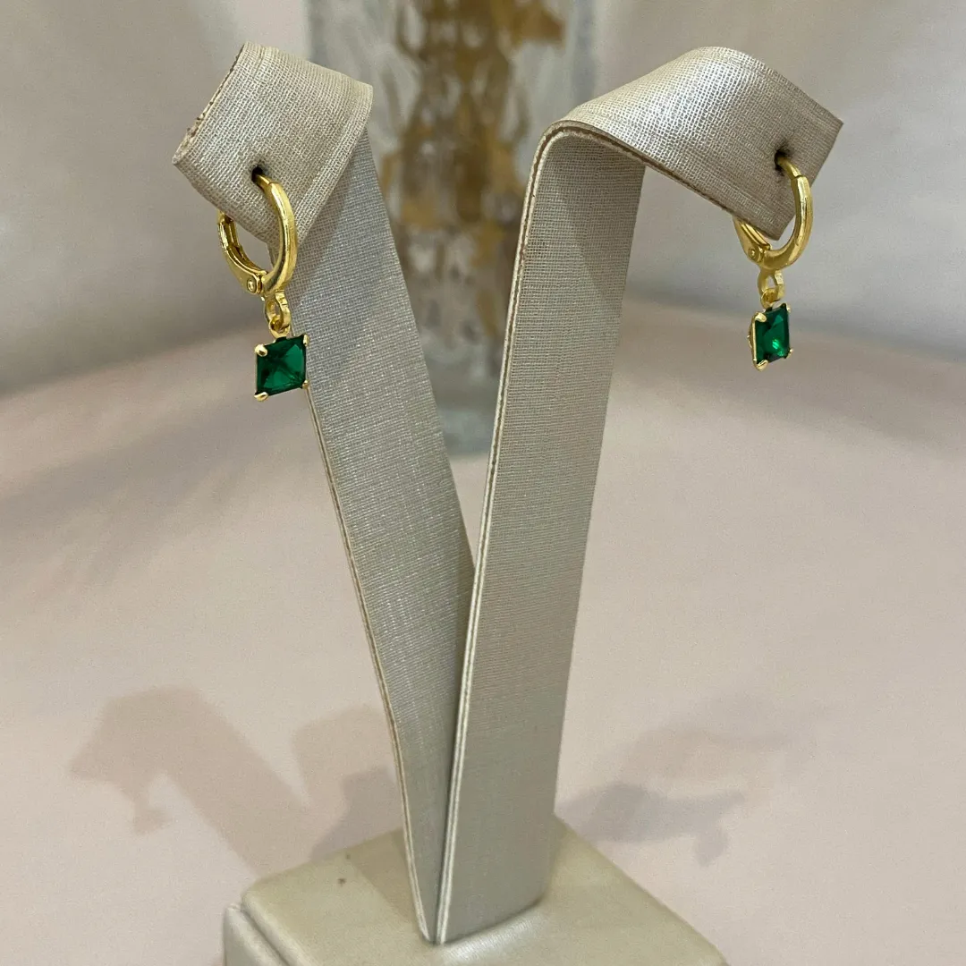 ARGOLA COM PINGENTE DE ZIRCONIA VERDE ESMERALDA