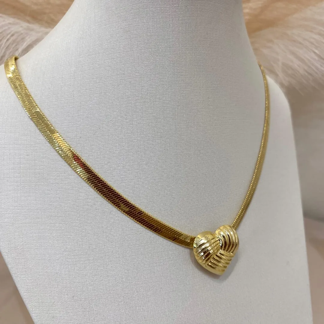 CHOKER FITA 5MM COM  PINGENTE CORAÇÃO ENTRELAÇADO