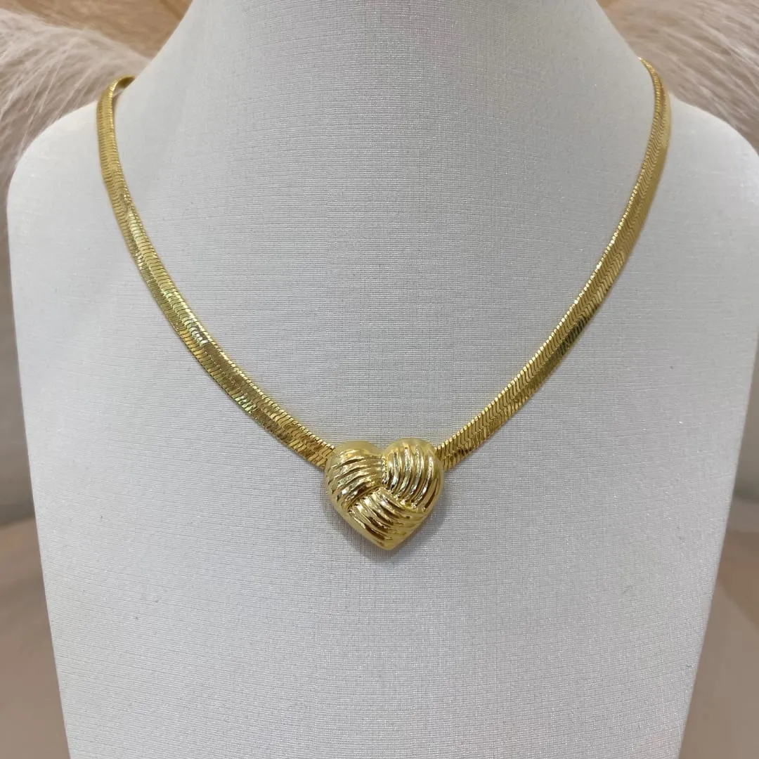 CHOKER FITA 5MM COM  PINGENTE CORAÇÃO ENTRELAÇADO