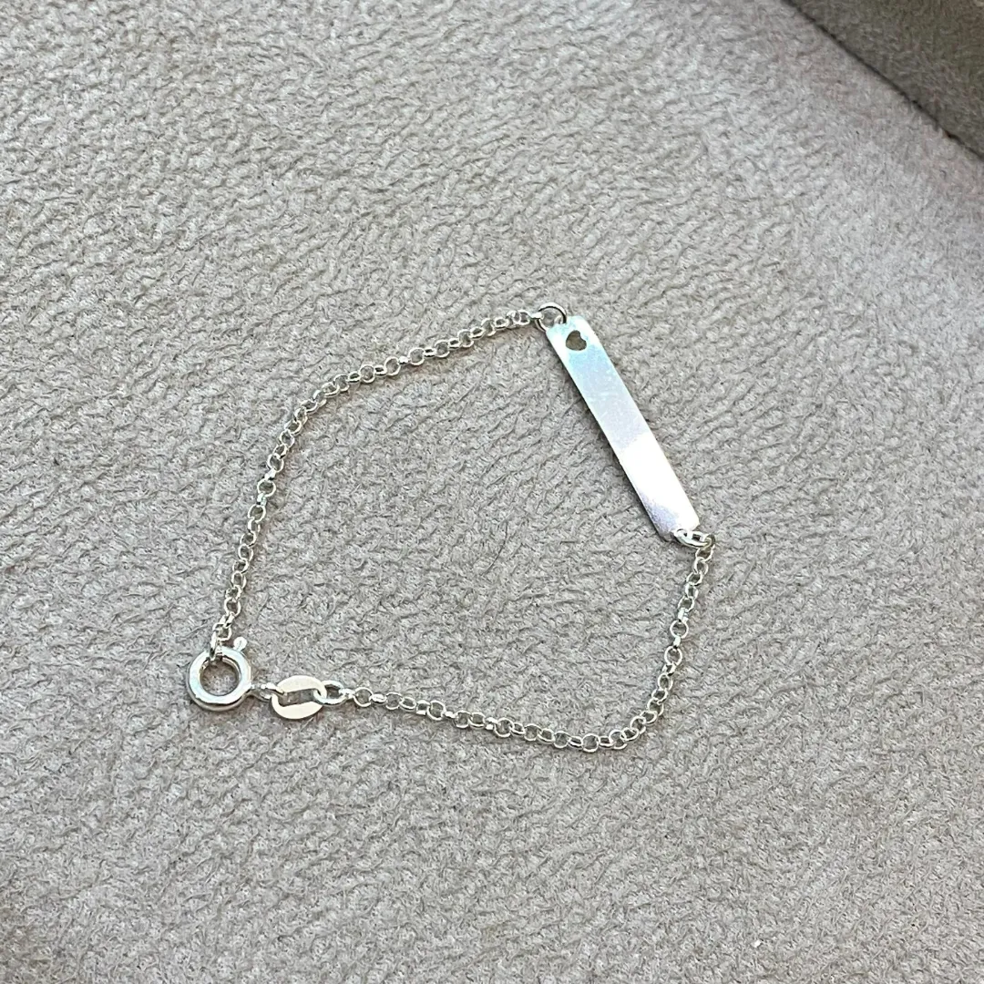 PULSEIRA PRATA INFANTIL PLAQUINHA COM CORAÇÃO VAZADO