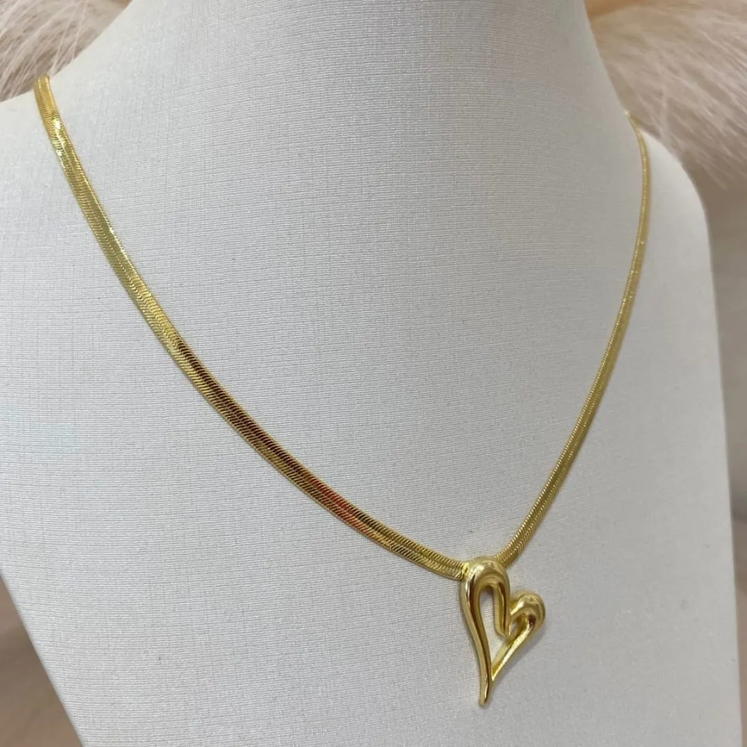 CHOKER FITA COM PINGENTE FIXO CORAÇÃO VAZADO ASSIMÉTRICO