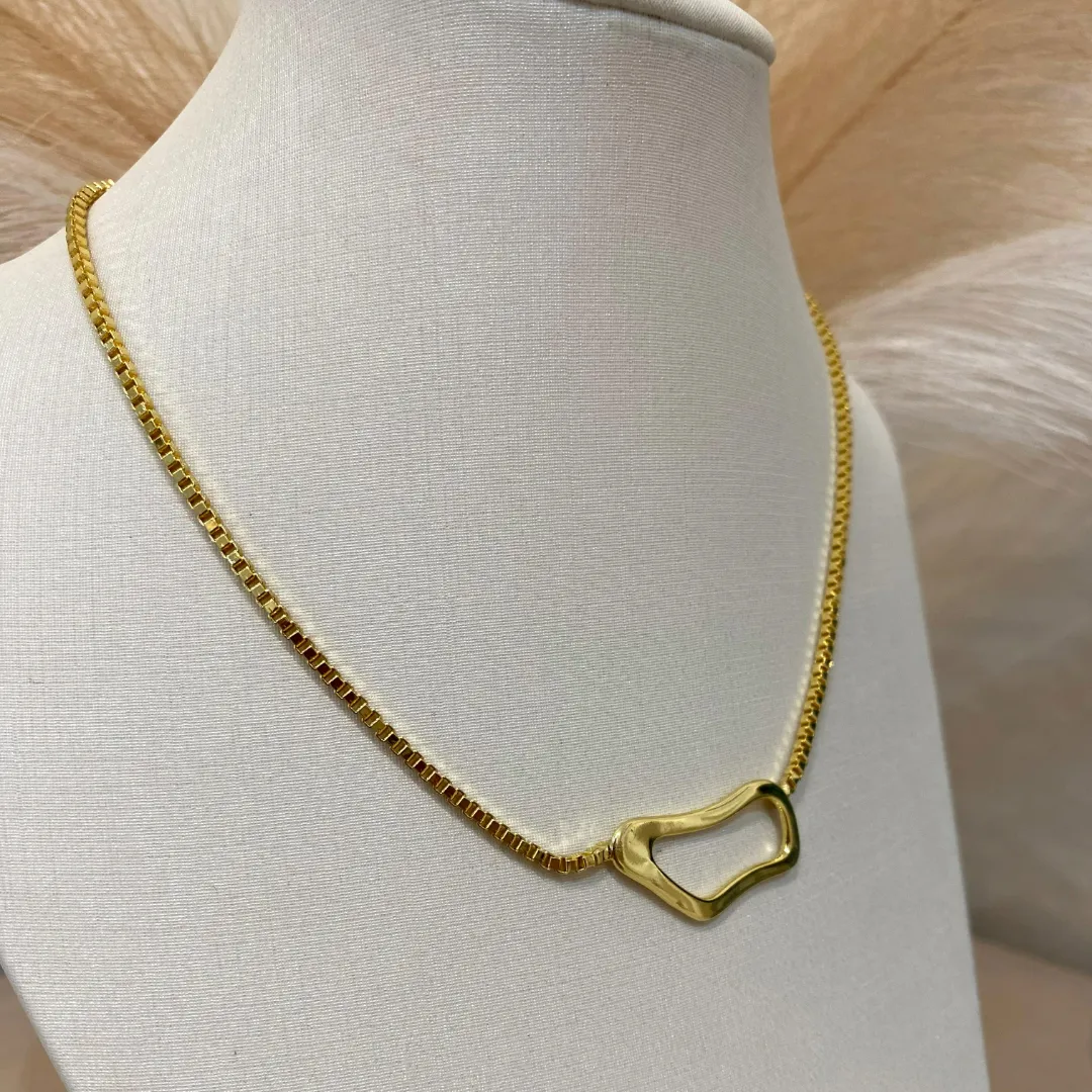 CHOKER VENEZIANA COM PINGENTE ORGÂNICO