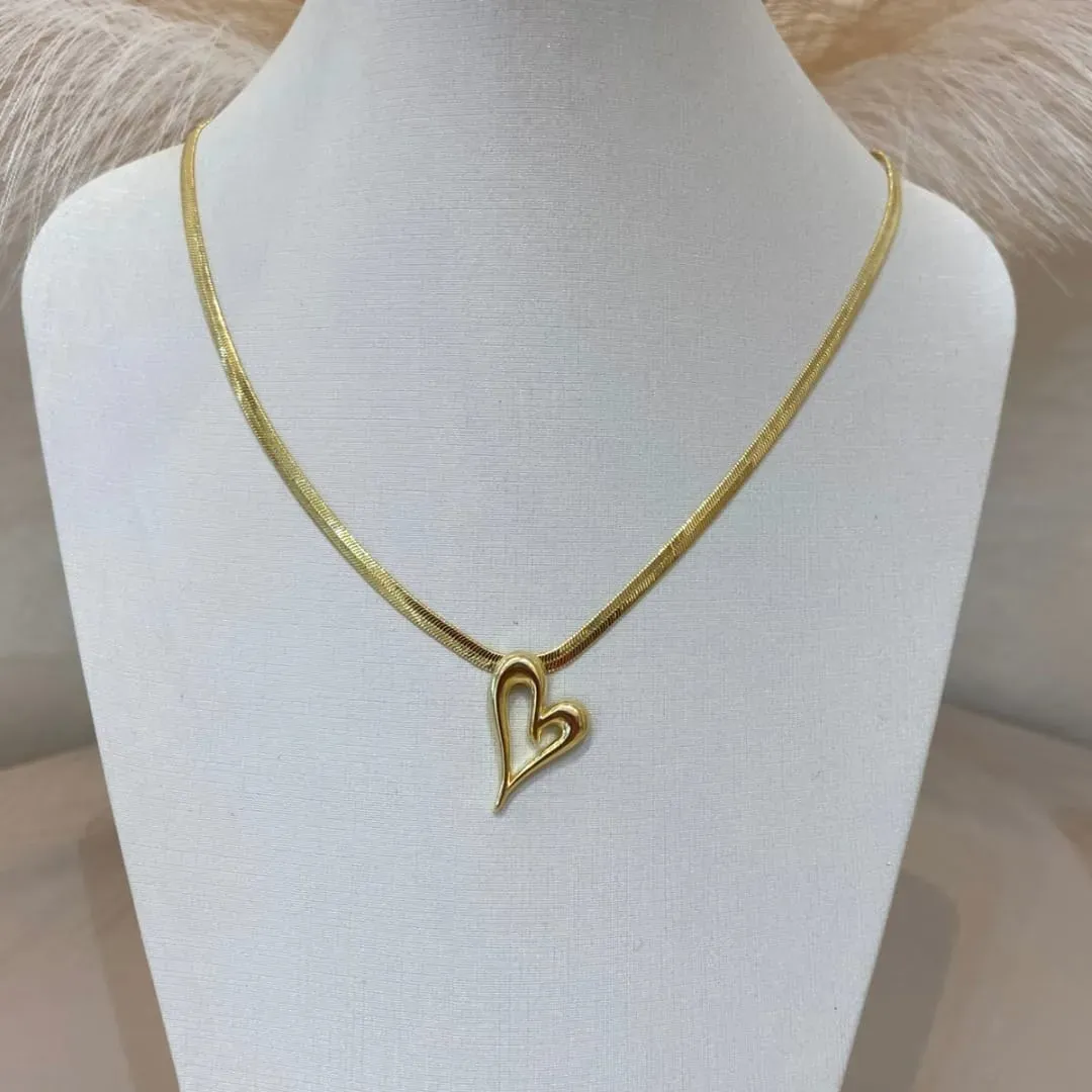 CHOKER FITA COM PINGENTE FIXO CORAÇÃO VAZADO ASSIMÉTRICO