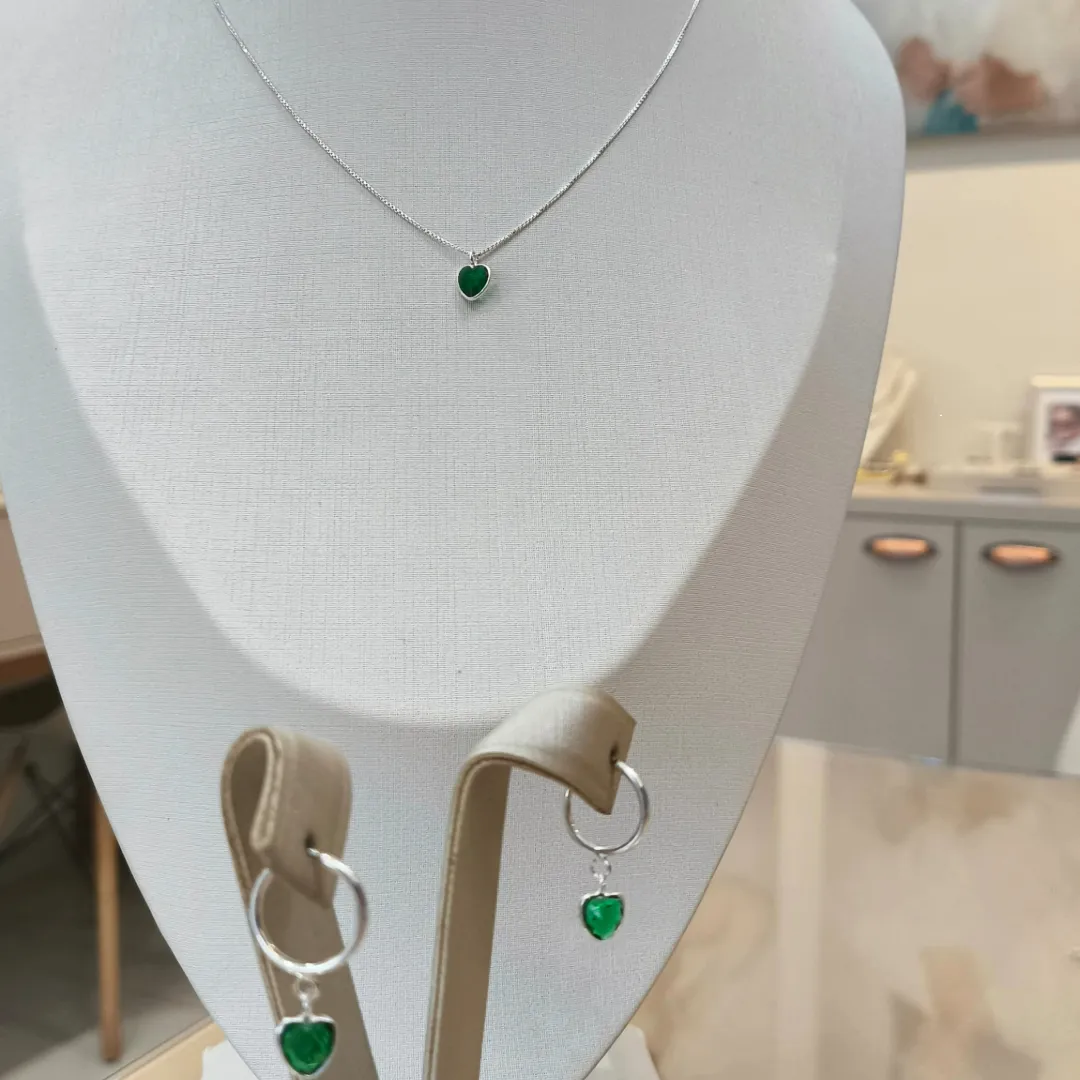 CONJUNTO PRATA CORRENTE VENEZIANA E ARGOLA C/ PINGENTE CORAÇÃO VERDE