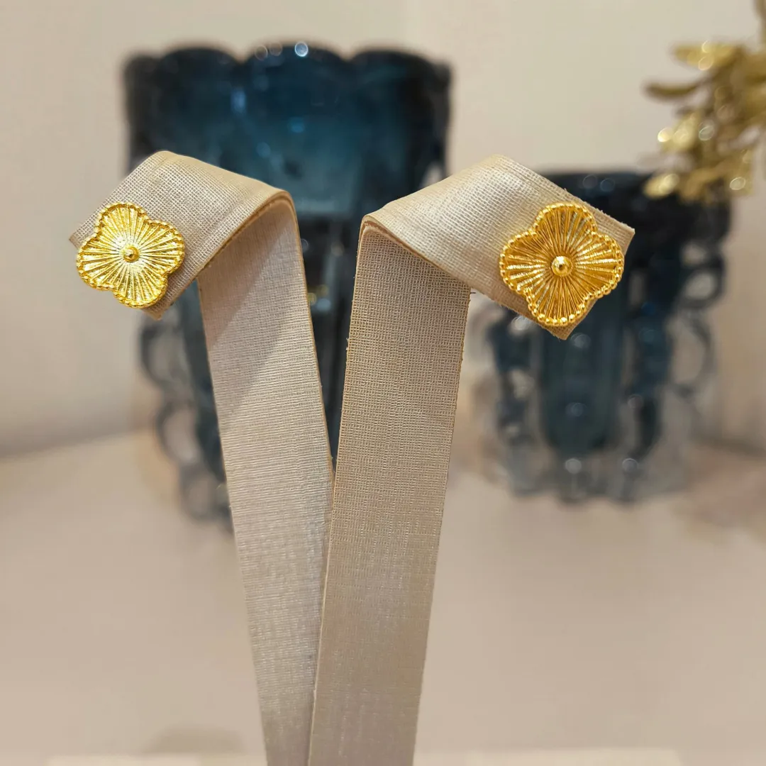 BRINCO VAN CLEEF TREVO DOURADO