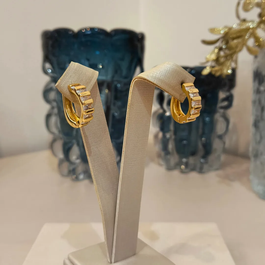 ARGOLA LUXO COM ZIRCÔNIAS NAVETES