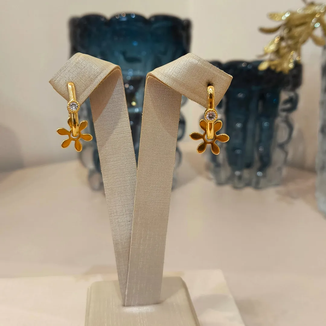 ARGOLA RETANGULAR COM ZIRCÔNIA E PINGENTE FLOR
