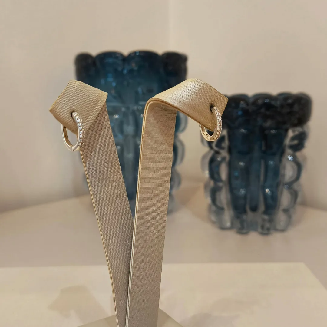 ARGOLA PRATA CRAVEJADA FILEIRA ÚNICA