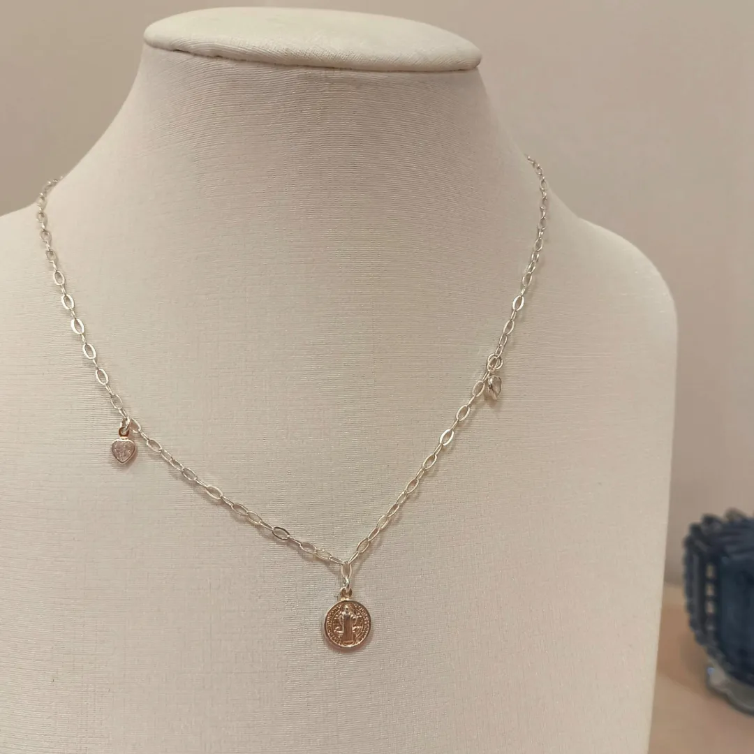 CHOKER CARTIER COM MEDALHA DE SÃO BENTO E CORAÇÃO DE ZIRCONIAS