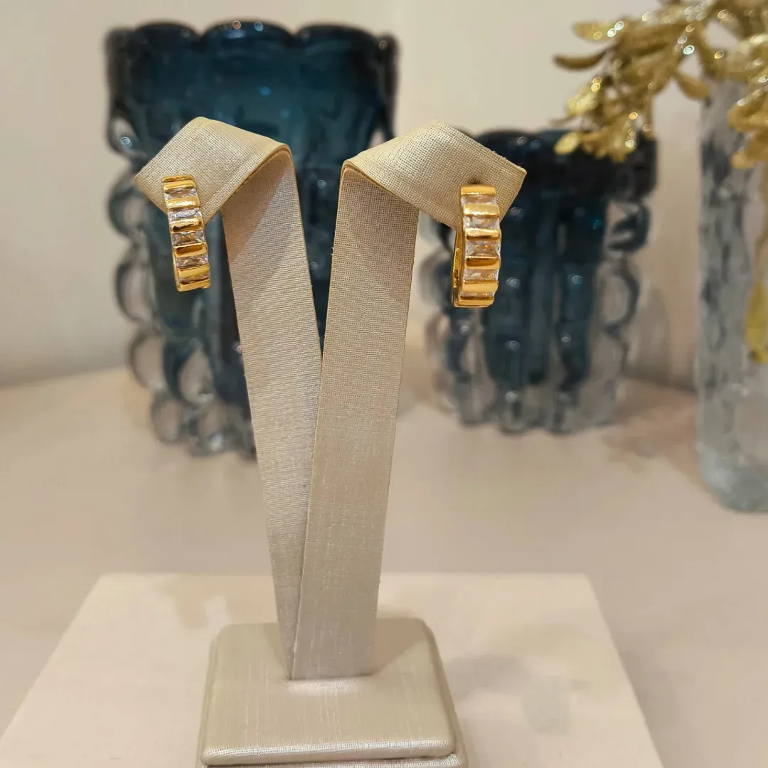 ARGOLA LUXO COM ZIRCÔNIAS NAVETES