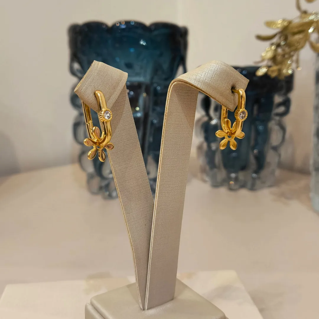 ARGOLA RETANGULAR COM ZIRCÔNIA E PINGENTE FLOR
