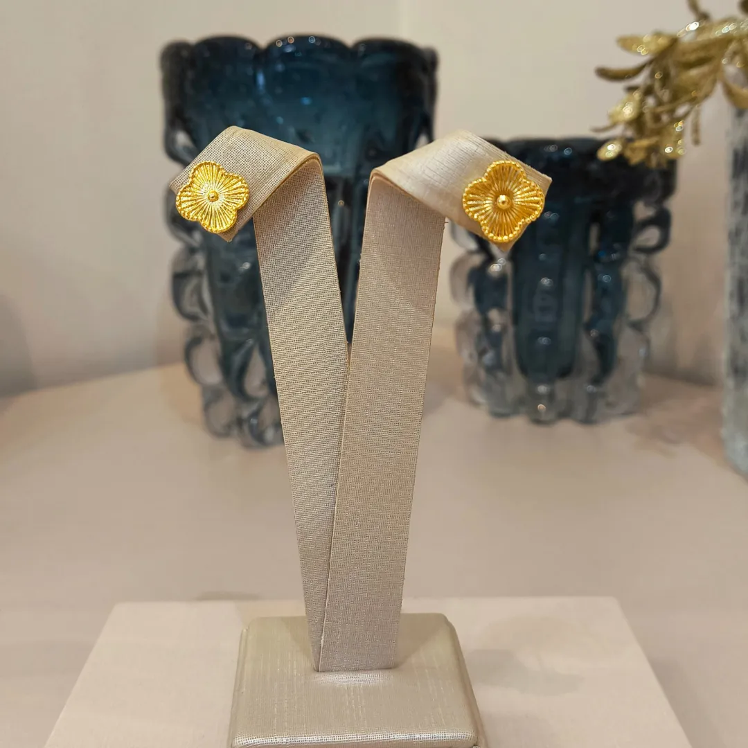 BRINCO VAN CLEEF TREVO DOURADO